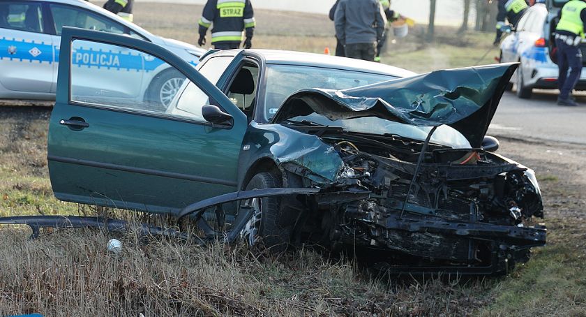 Wypadek na skrzyżowaniu DK63 z drogą do Mężenina. Dwie osoby w szpitalu [FOTO]