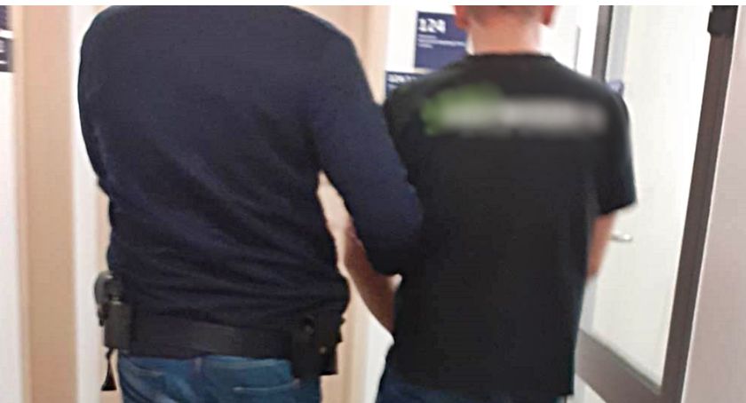Łomża: Rozpylił gaz i ukradł kawę. 26-latek odpowie za kradzież rozbójniczą