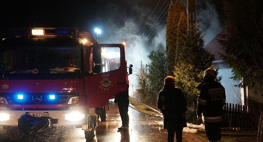 Trwa gaszenie pożaru domu jednorodzinnego w Piankach [FOTO]