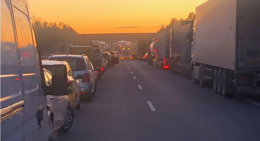 Zderzenie trzech osobówek i TIR-a. Tak powinien wyglądać korytarz życia! [FOTO]