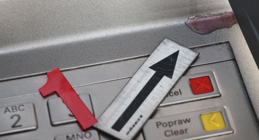 Uszkodził dwa bankomaty. Straty oszacowano na 65 tysięcy złotych