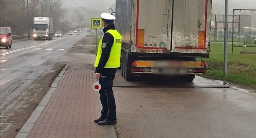 Mundurowi zatrzymali siedem dowodów rejestracyjnych