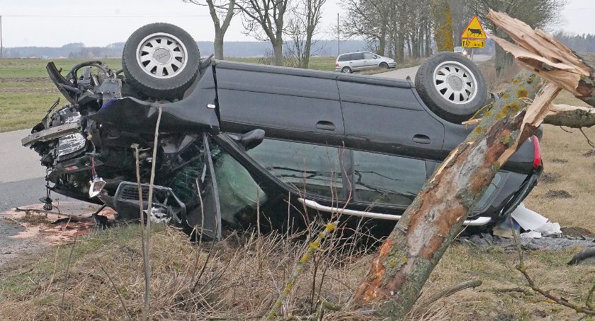 Dachowanie w gminie Piątnica. Kierowca audi oddalił się z miejsca zdarzenia [FOTO]