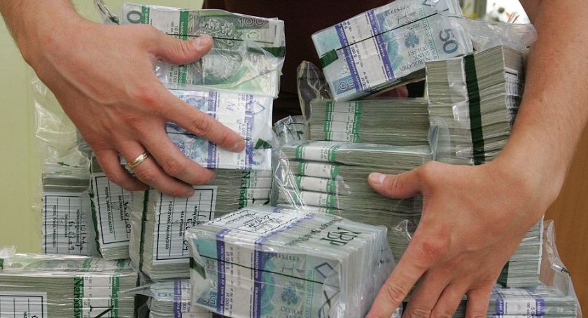 Straciła 100 tys. złotych! Mieszkanka Łomży padła ofiarą oszustów