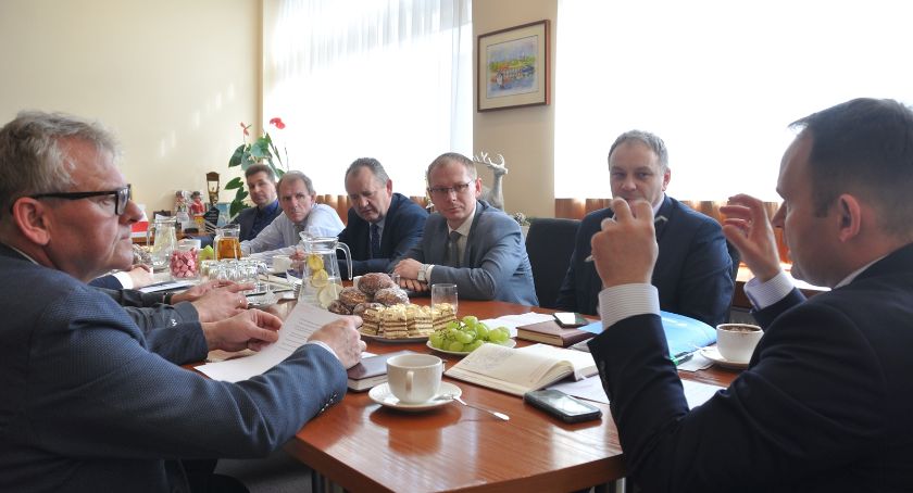 Dworzec kolejowy poza miastem? Tego chcą lokalni samorządowcy