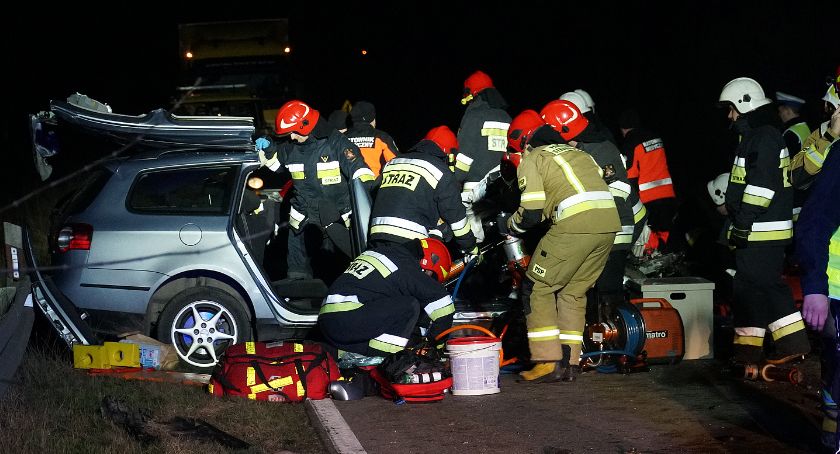 Dwie osoby zginęły w wypadku za Śniadowem! Czołowe zderzenie osobówki z ciężarówką [FOTO][AKTUALIZACJA]