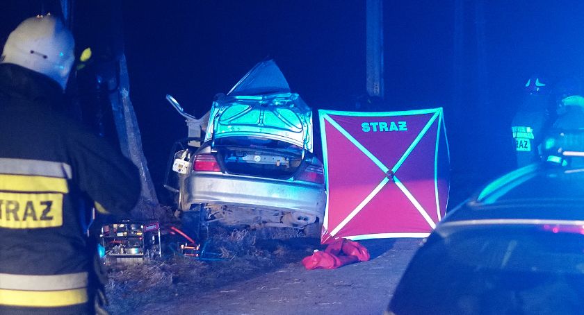 Śmiertelny wypadek w gminie Jedwabne. Samochód roztrzaskał się na słupie! [FOTO]