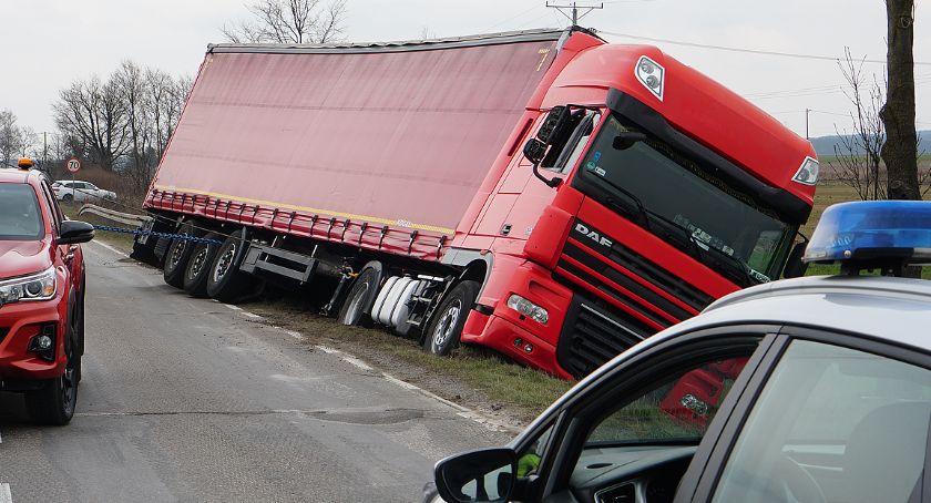 Ciężarówka w rowie. Zablokowana droga Łomża - Śniadowo [FOTO]
