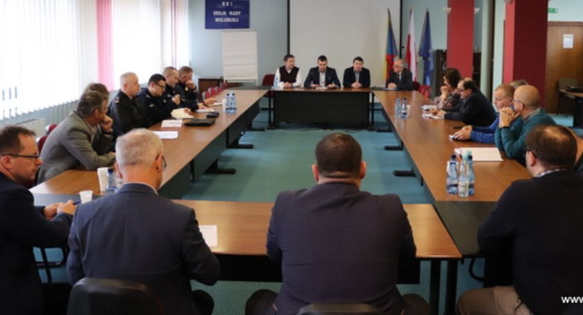 Ważne informacje po spotkaniu prezydenta Łomży z członkami Miejskiego Zespołu Zarządzania Kryzysowego