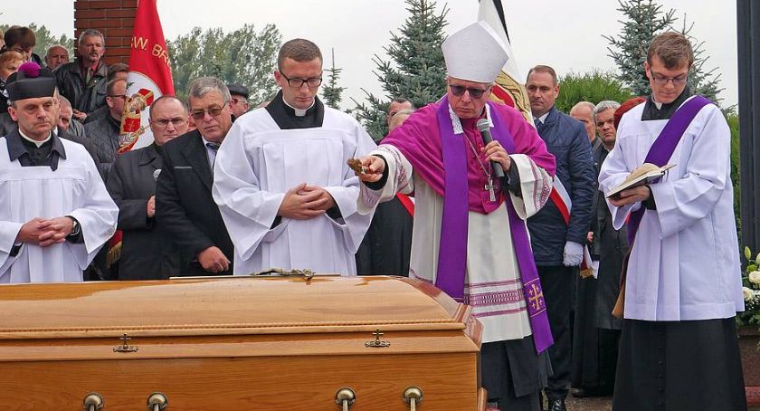 Biskup Łomżyński: W kościołach i na pogrzebach maksymalnie do 50 osób
