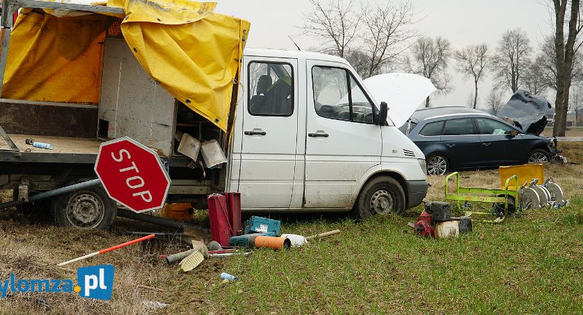 Wypadek na drodze do Mężenina. Poszkodowany w szpitalu [FOTO]