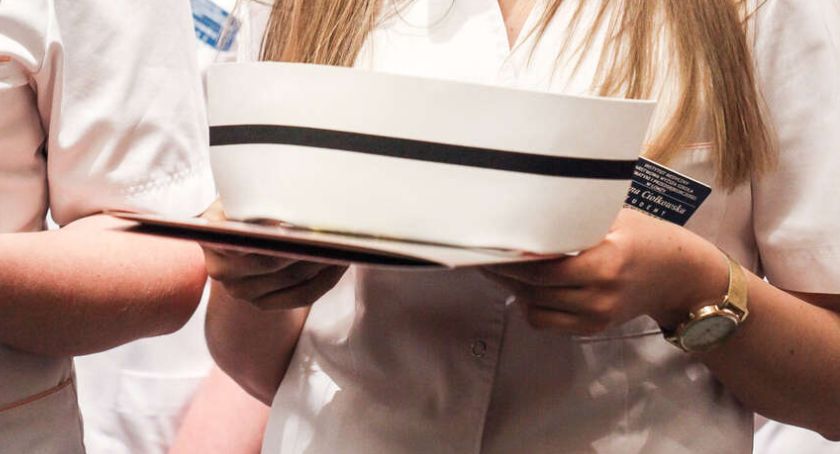 Koronawirus: Studenci pielęgniarstwa zdali egzamin z odpowiedzialności 