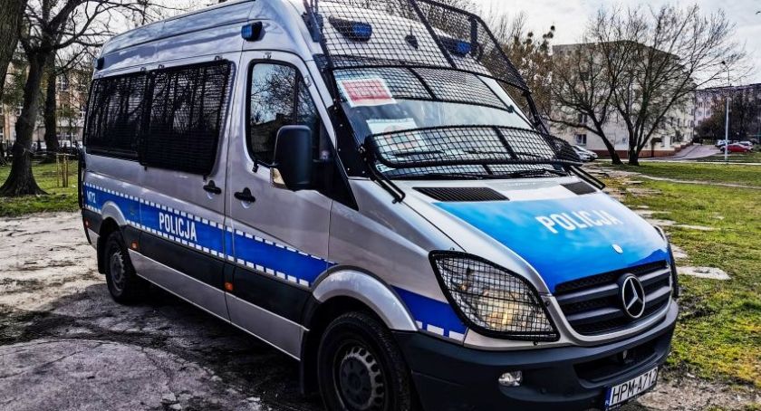 Tu policja! Funkcjonariusze emitują komunikaty ostrzegawcze przez megafony [VIDEO]