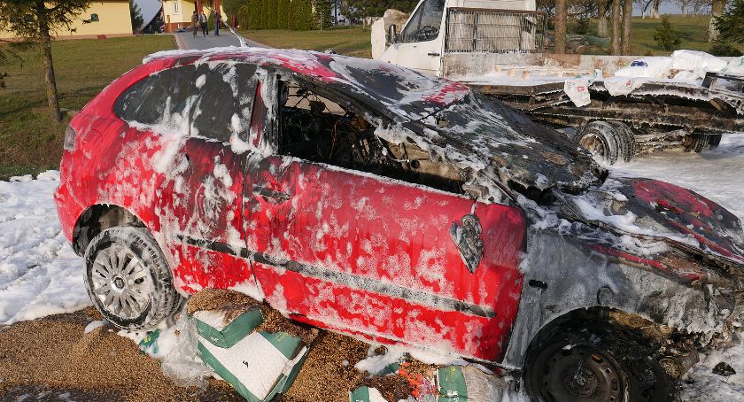 Seat stanął w płomieniach! Wypadek na trasie Łomża – Kolno [FOTO]