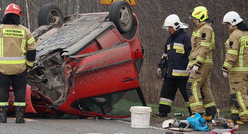 Dachowanie mercedesa. Kierowca oddalił się z miejsca zdarzenia [FOTO]