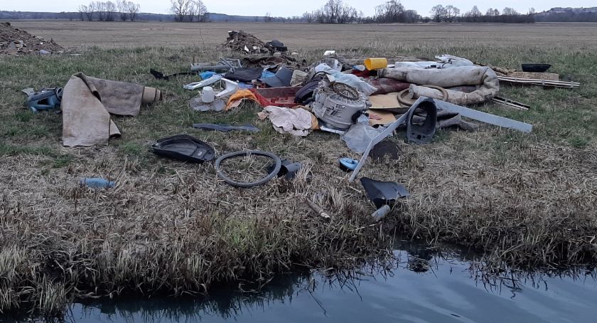 Śmieci nad brzegiem Łomżyczki. Czytelnik daje sprawcy czas na ich usunięcie