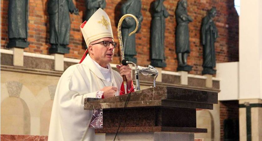 Dyspensa do odwołania. Dekret biskupa łomżyńskiego w sprawie duszpasterstwa w stanie epidemii
