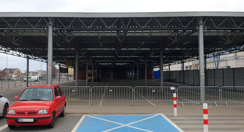 Sklepy wydłużają godziny otwarcia. Lokalne targowiska świecą pustkami