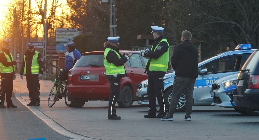 Policjanci skrupulatnie kontrolują podróżujących i przebywających na kwarantannie [FOTO]