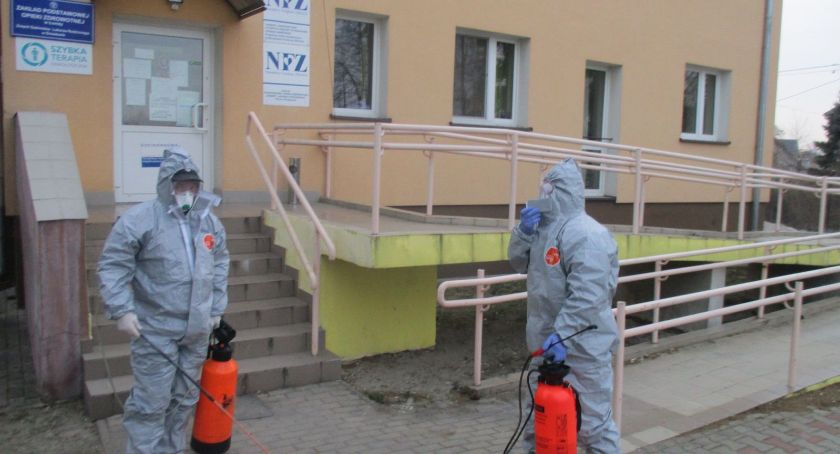 Strażacy z OSP Śniadowo przystąpili do dekontaminacji miejsc publicznych [FOTO]