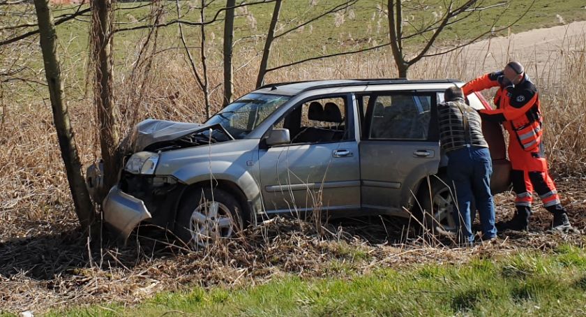 Wizna: Nissan zatrzymał się na drzewie [FOTO]