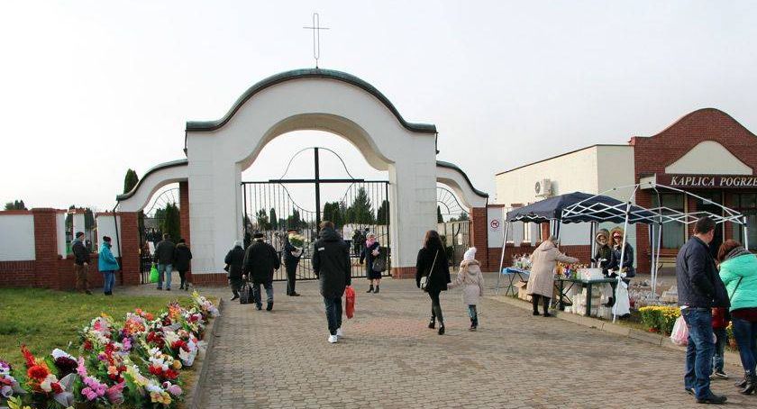 Wprowadzając obowiązek zakrywania ust i nosa rząd zamknął cmentarze. Teraz zostało to 