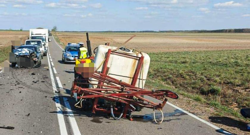 Osobówka staranowała traktor. Zablokowana droga nr 647 