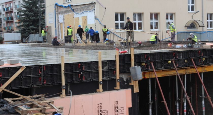 Łomża: W listopadzie mają być gotowe obiekty sportowe przy SP2 [FOTO]