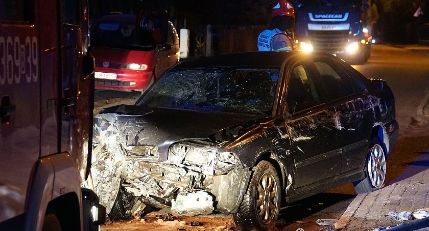 Nocna przejażdżka zakończona na betonowym ogrodzeniu [FOTO]