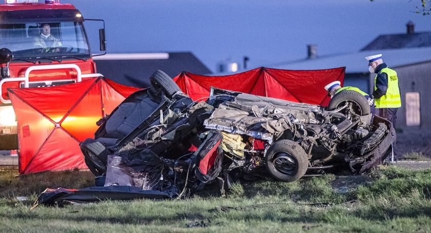 Nie żyją trzy bardzo młode osoby! Tragiczny wypadek w powiecie ostrołęckim [FOTO] 
