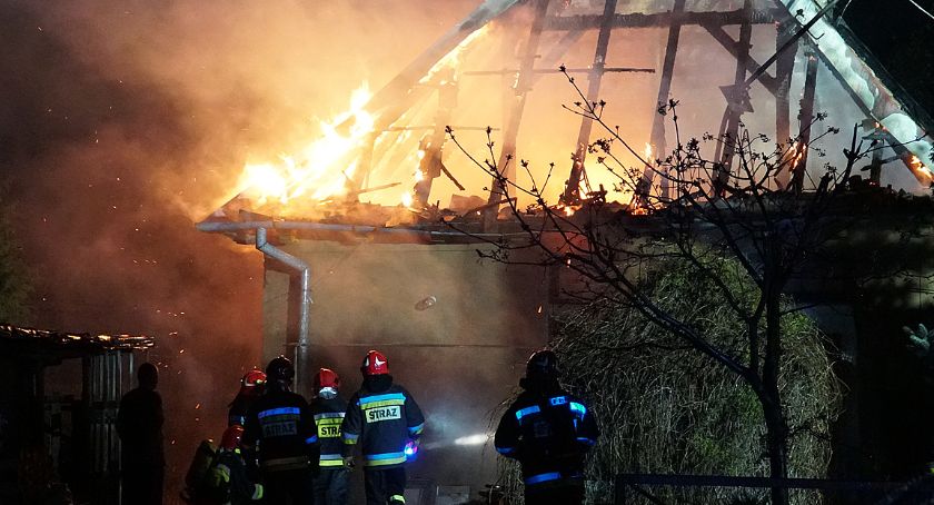 Duży pożar budynku jednorodzinnego w Śniadowie. Strażacy walczą z żywiołem [FOTO]
