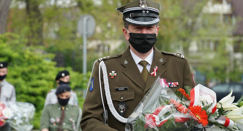 W deszczu i w maskach. Kwiaty pod pomnikiem Żołnierzy 33 Pułku Piechoty [FOTO]