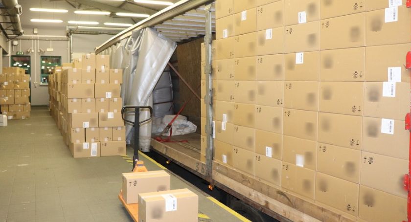 Ciężarówka z pelletem była wypełniona nielegalnymi papierosami [VIDEO i FOTO]