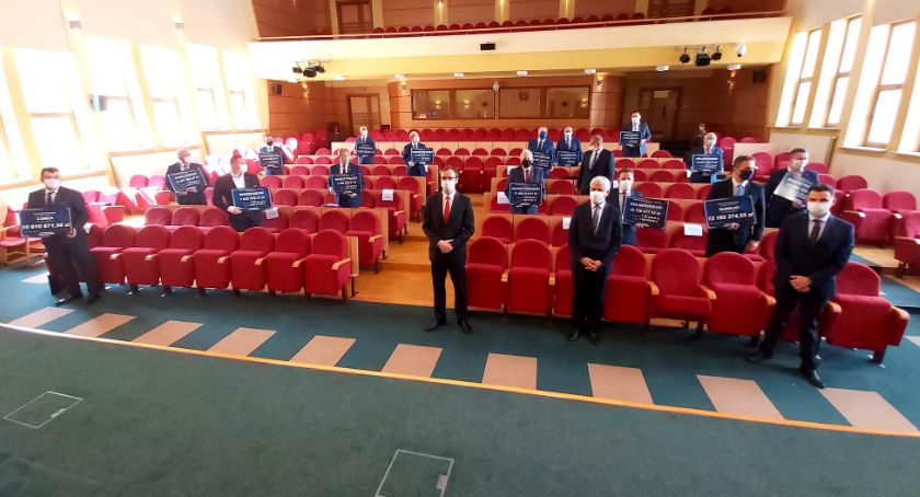 Włodarze odebrali promesy w ramach Funduszu Dróg Samorządowych [FOTO]
