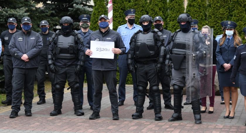 Mundurowi z Czerwonego Boru wsparli łomżyński szpital [FOTO]