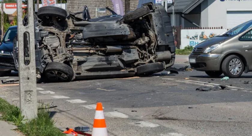 Dwie osoby nie żyją, trzy trafiły do szpitala. Sprawcę wypadku ściga policja [VIDEO]