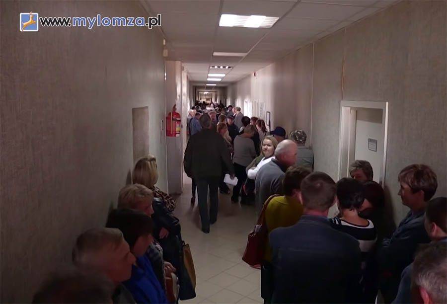 ARiMR w Łomży - rolnicy czekają w długich kolejkach na złożenie wniosków suszowych [VIDEO]