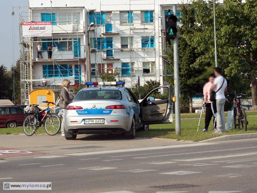 Potrącenie rowerzystki na światłach przy Stokrotce