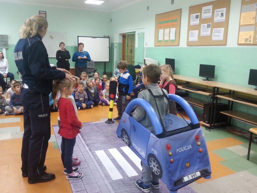 Łomżyńscy policjanci z „Autochodzikiem” w podstawówce