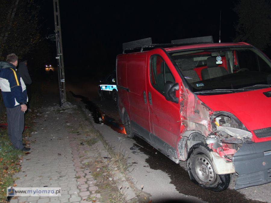 Kierowca renault wjechał w słup i zniknął [FOTO]