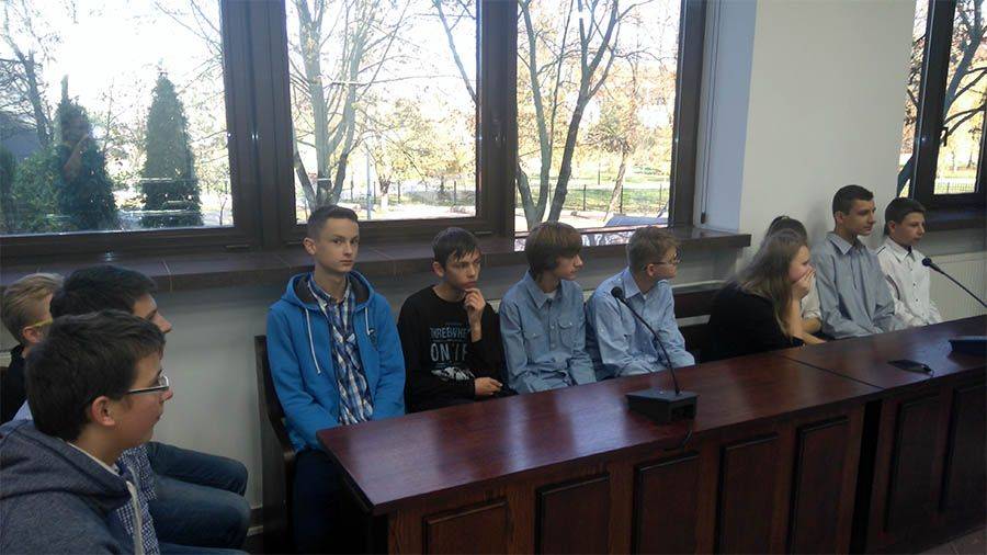 Gimnazjaliści z Piątnicy w Sądzie Rejonowym