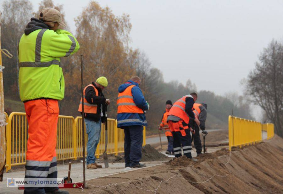 Kontrowersyjna ścieżka rowerowa powstaje w okolicach Łomży [VIDEO i FOTO]