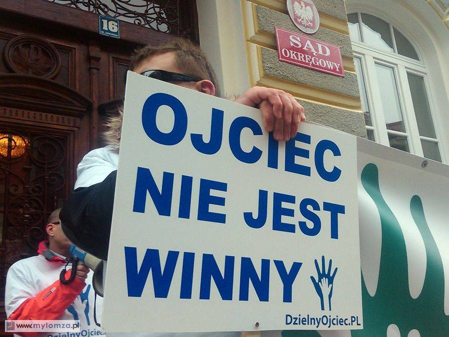 W Łomży protestują przeciwko łamaniu praw ojca [VIDEO]