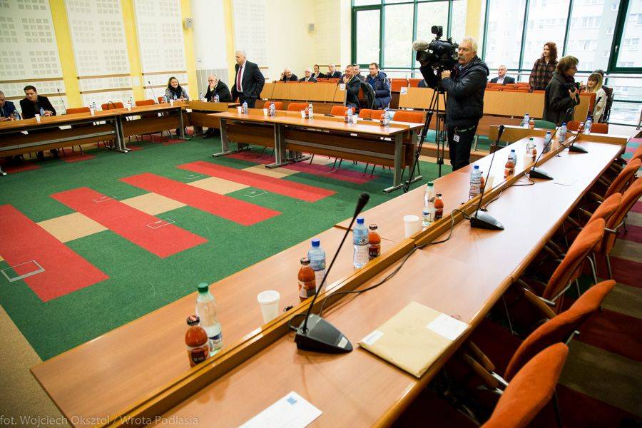 Nadzwyczajna sesja sejmiku nie odbyła się. Radni PO i PSL zbojkotowali obrady