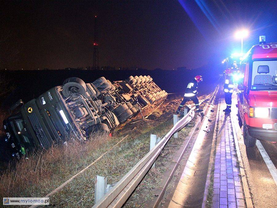 Ciągnik siodłowy z naczepą leży przy wjeździe do Łomży [VIDEO i FOTO]
