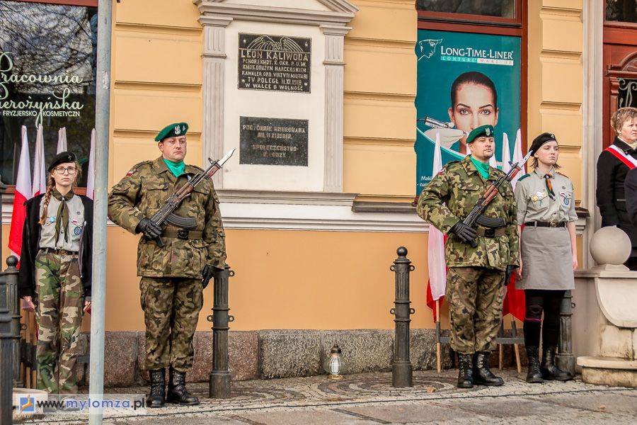 Kwiaty pod tablicą Leona Kaliwody [VIDEO i FOTO]