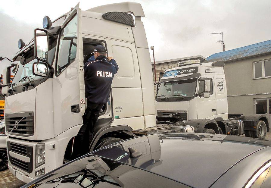 Dwa skradzione TIR-y o wartości 660 tys. zł odzyskane przez policję [FOTO]