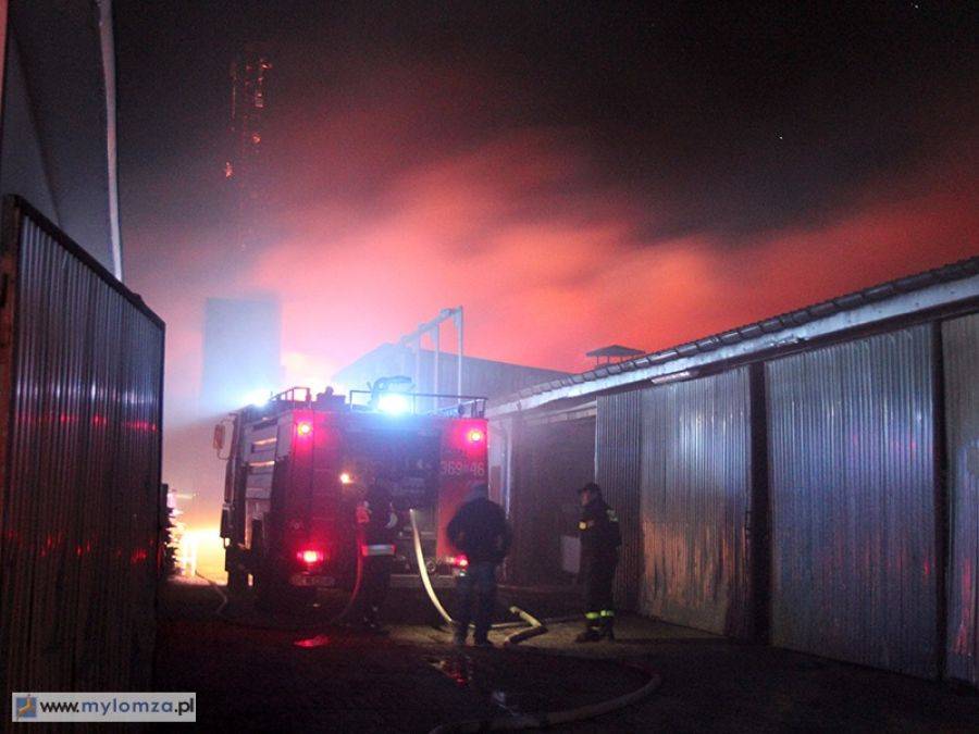 Duży pożar w Jeziorku! Płonie warsztat stolarski [VIDEO i FOTO]