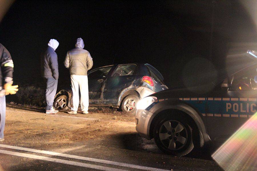 Kierowca trafił do szpitala po poślizgu i dachowaniu na oblodzonej jezdni [FOTO]