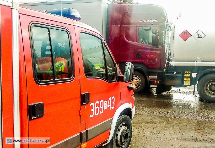 Kolizja TIR-ów w Piątnicy, droga częściowo zablokowana [FOTO]